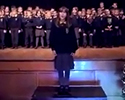 Bambina autistica canta