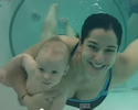 genitori insegnano bambino a nuotare