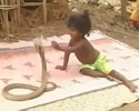 india bambini giocano con cobra