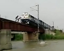 Ragazzini sfidano Treno