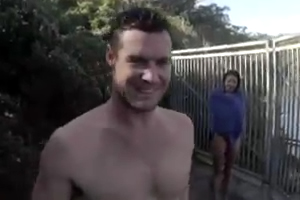 Uomo si fa il bagno e ..