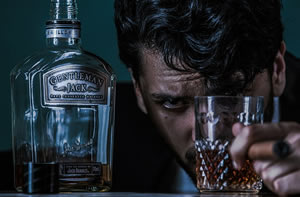 Come aiutare un amico o un familiare alcolista